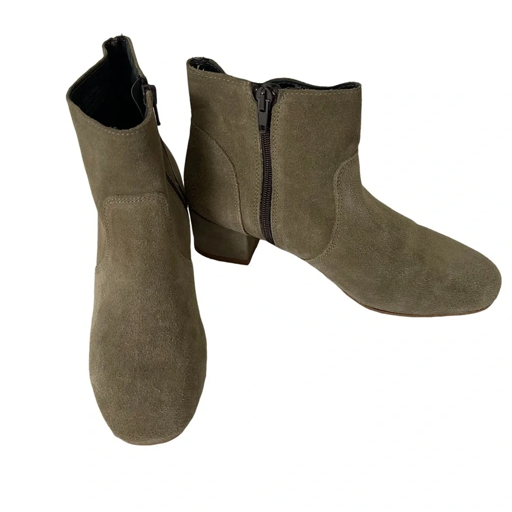 Steve Madden Gray Sage Suede Ankle boot with block heels. Size 7